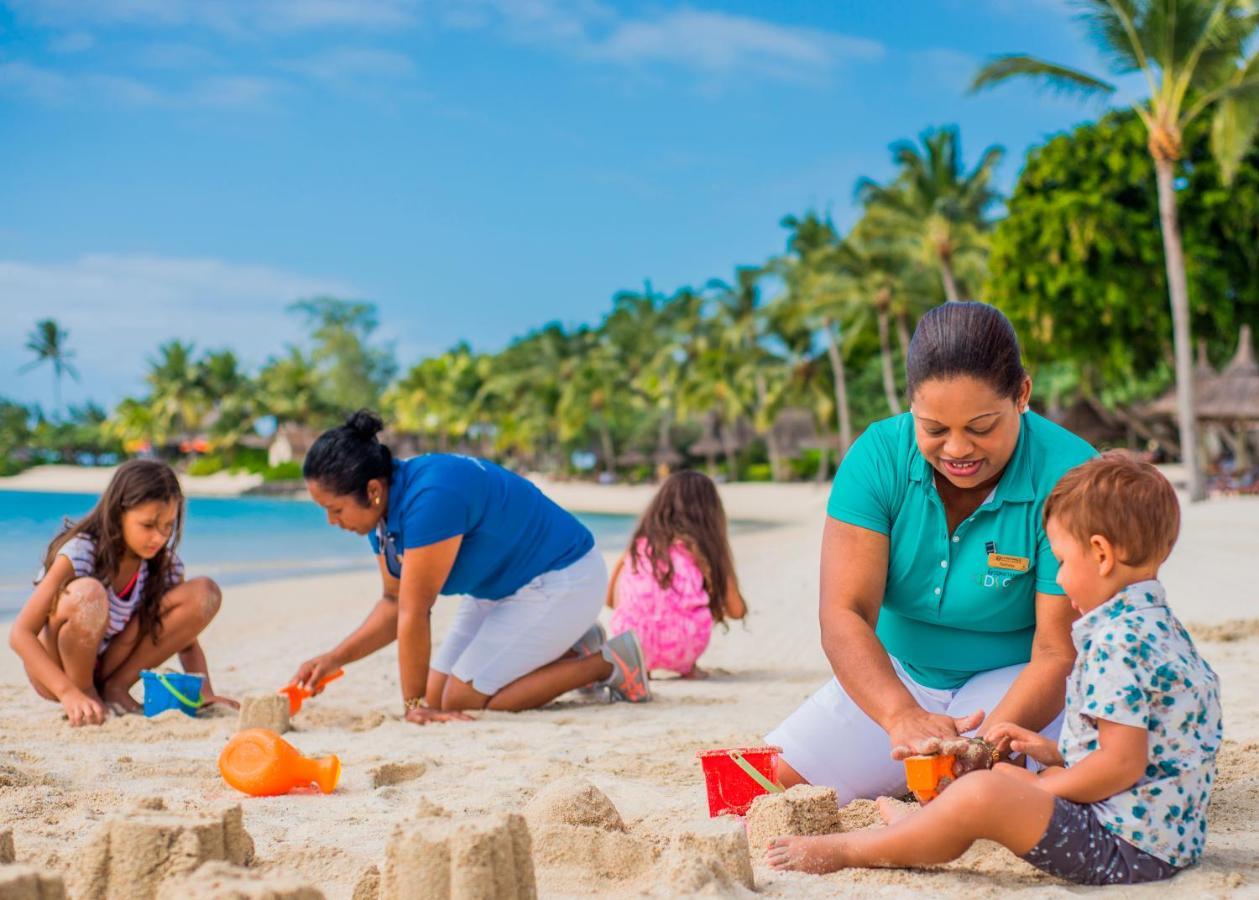 Constance Prince Maurice Poste de Flacq Eksteriør bilde Families on the beach at the Sheraton Resort Fiji