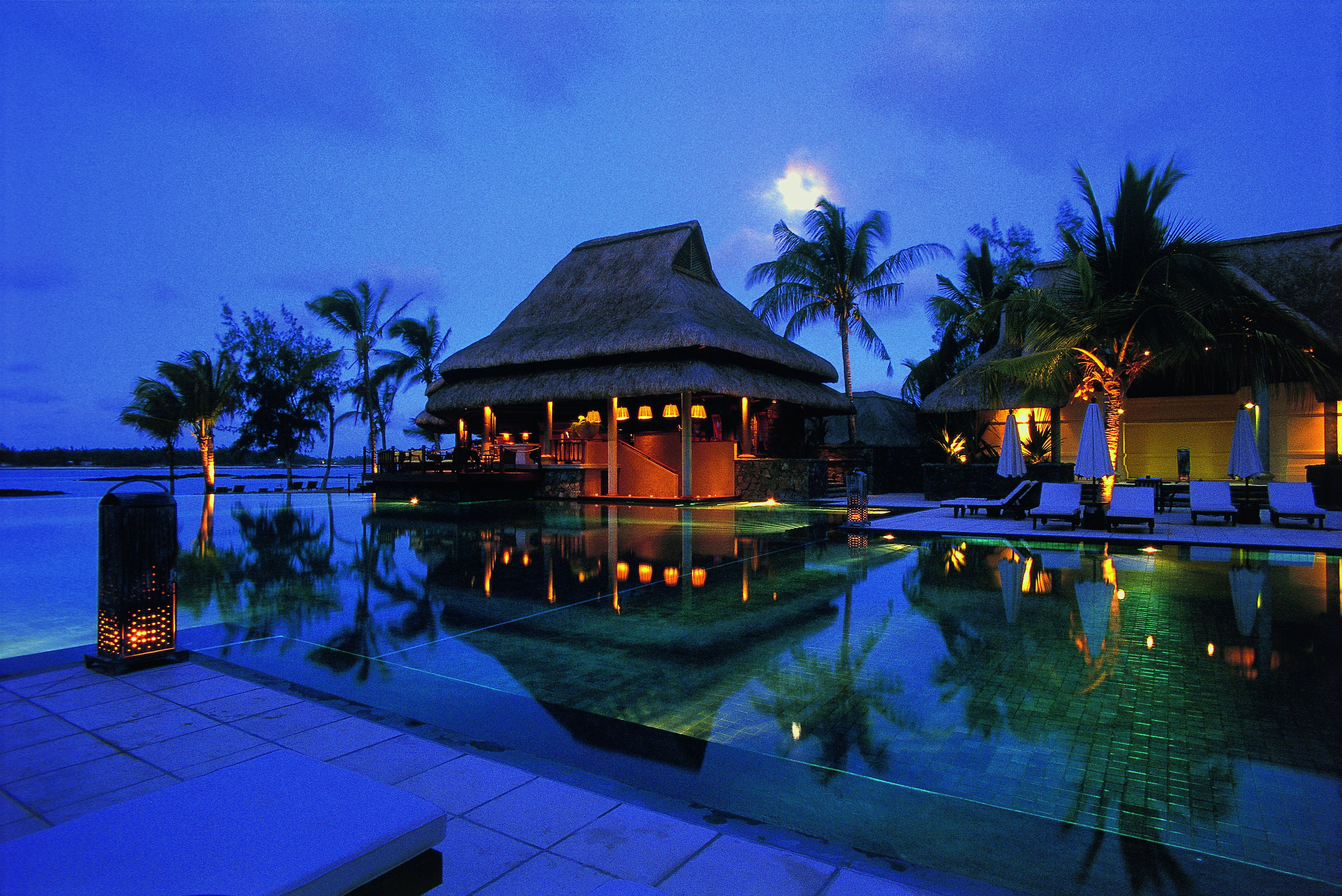 Constance Prince Maurice Poste de Flacq Eksteriør bilde The resort at night